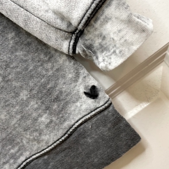 AMERICAN EAGLE OUTFITTERS | Women’s Faded Gray Long Sleeve Jeggings Sweatshirt - Picture 5 of 7